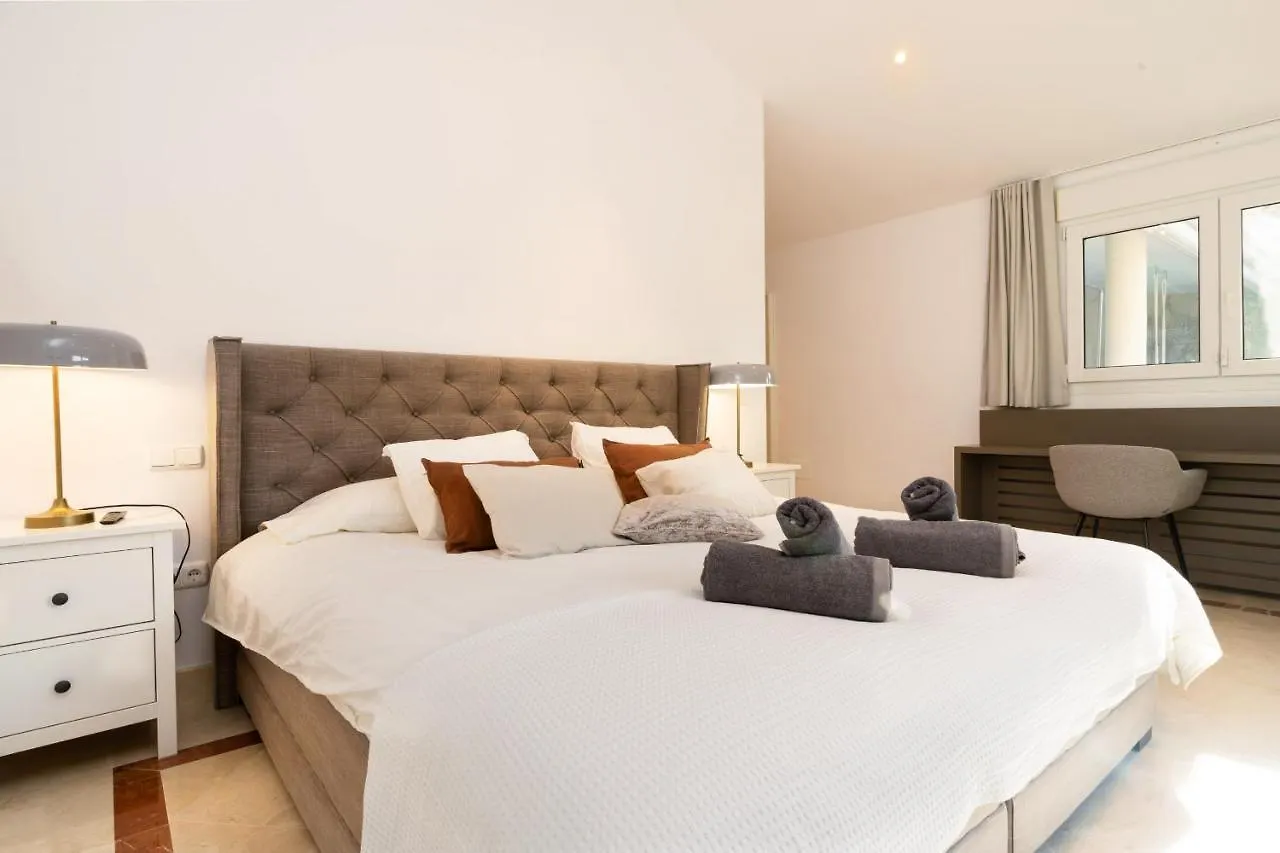 Villa Francia, Elviria contacts